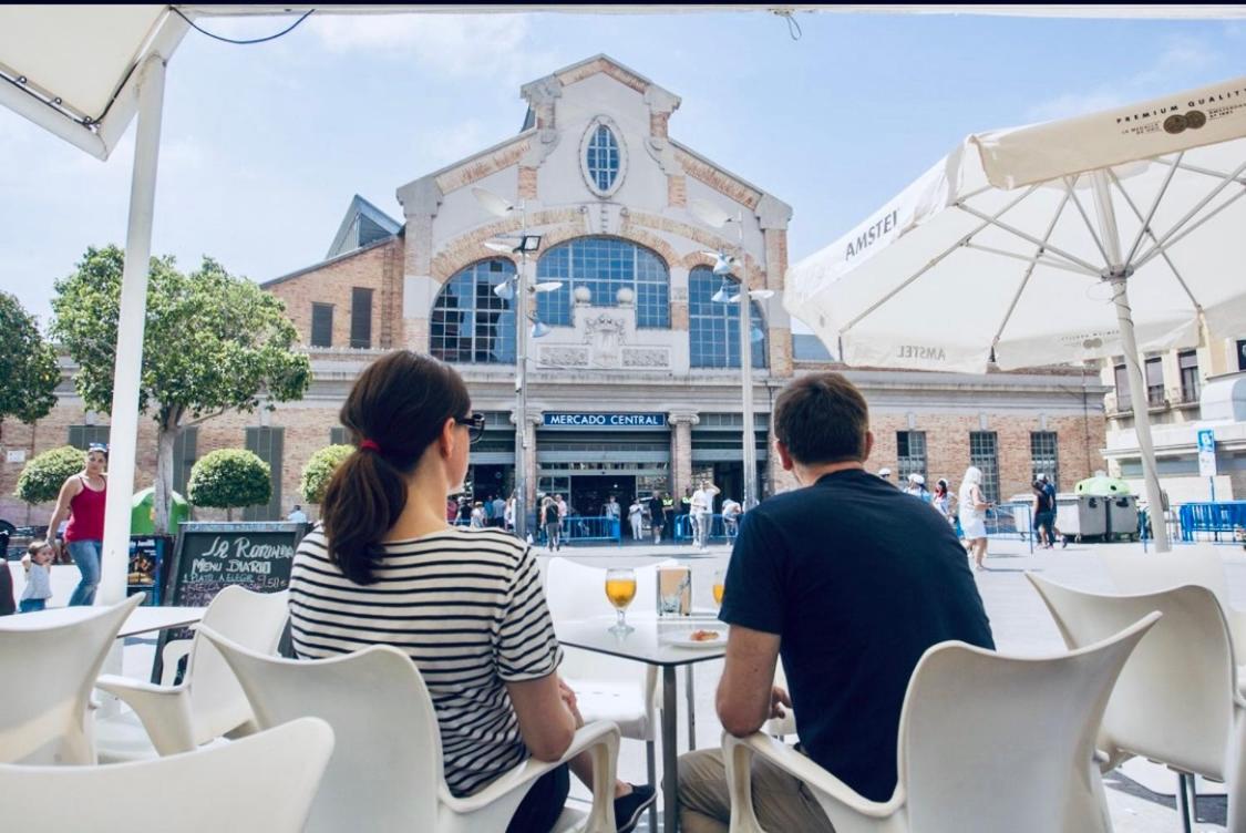 Desconecta Junto Al Mercado Central De Alicante Esterno foto